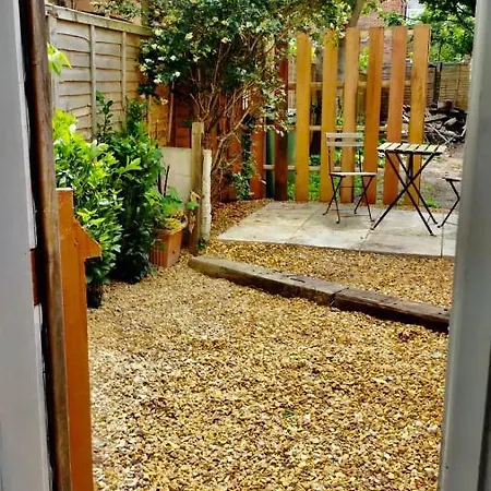 Spacious One Bed With Hot Tub And Garden-3