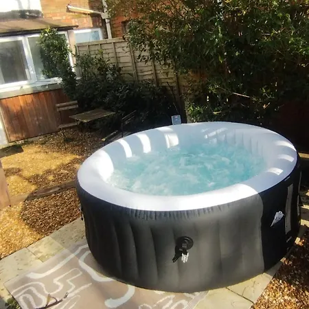 Spacious One Bed With Hot Tub And Garden-2