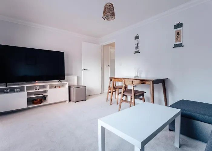 Modern Peaceful Flat In Town With Parking