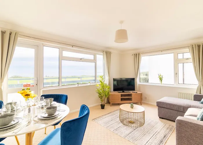 Panoramic Sea View 2 Bedroom Sleeps 6-Free Parking